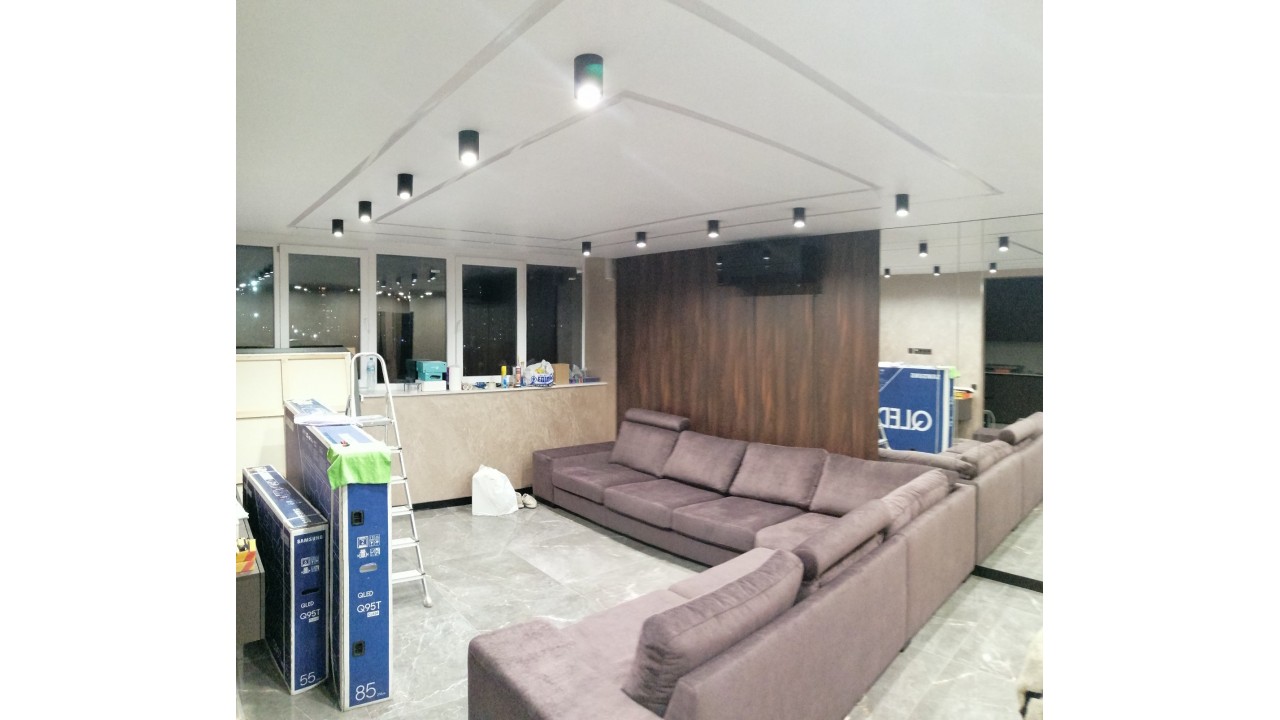 Сучасний дизайн, поєднання дерева і скла.