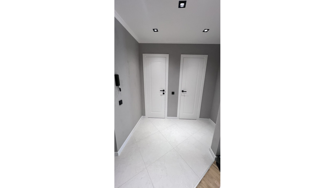 Елегантний білий